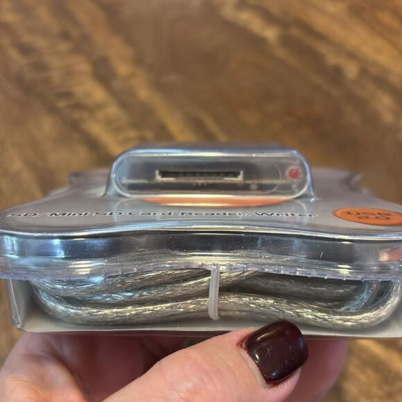 Merkury Innovations Secure Digital Card Reader - Picture 4 of 4